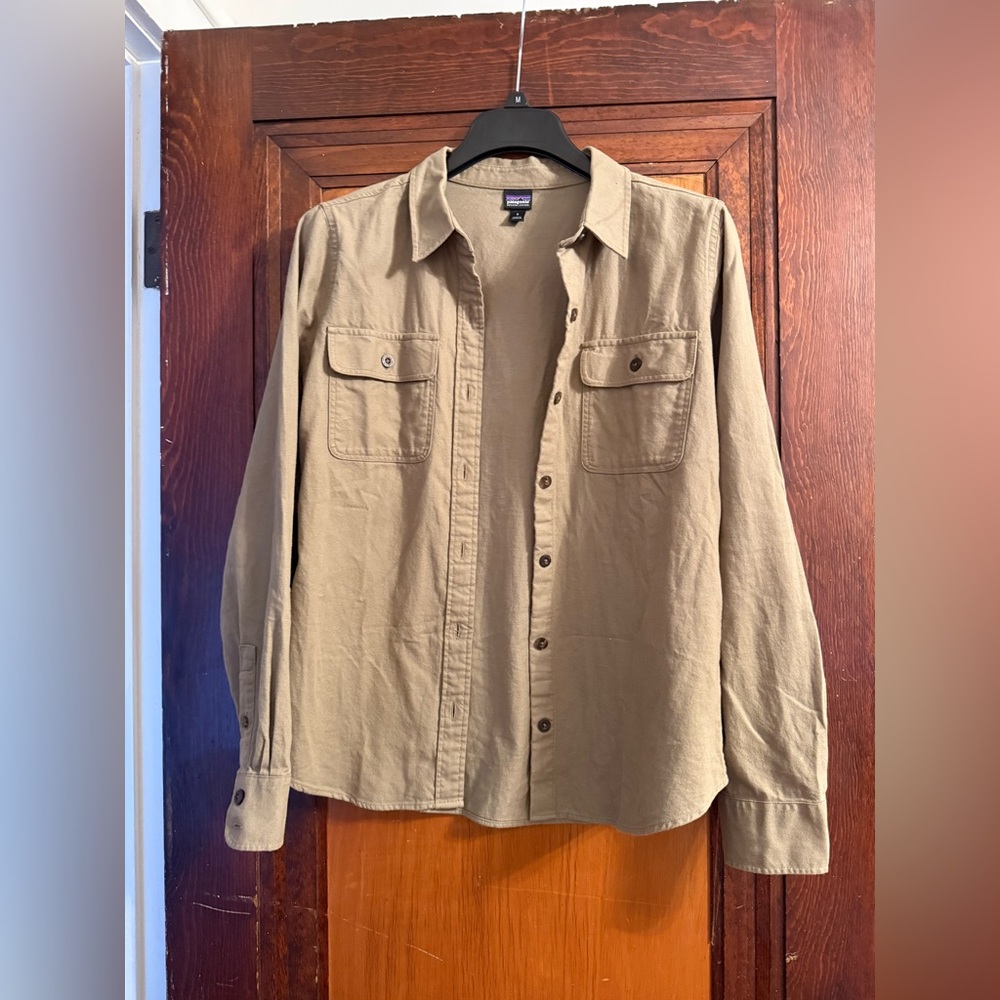 Patagonia sz S
Women's Long-Sleeved Organic Cotton Midweight Fjord Flannel Shirt